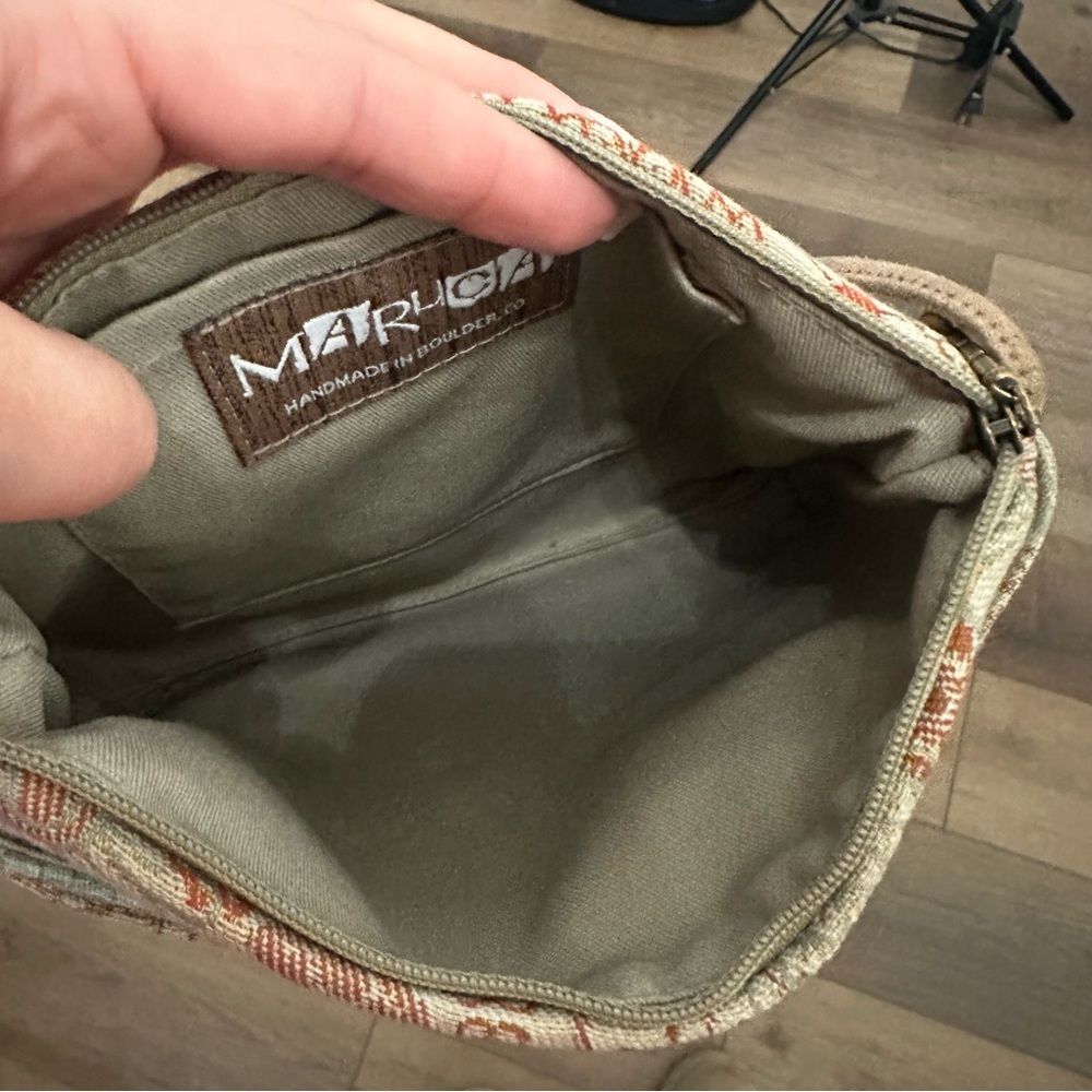 Maruca Stunning Floral Crossbody - Picture 4 of 5